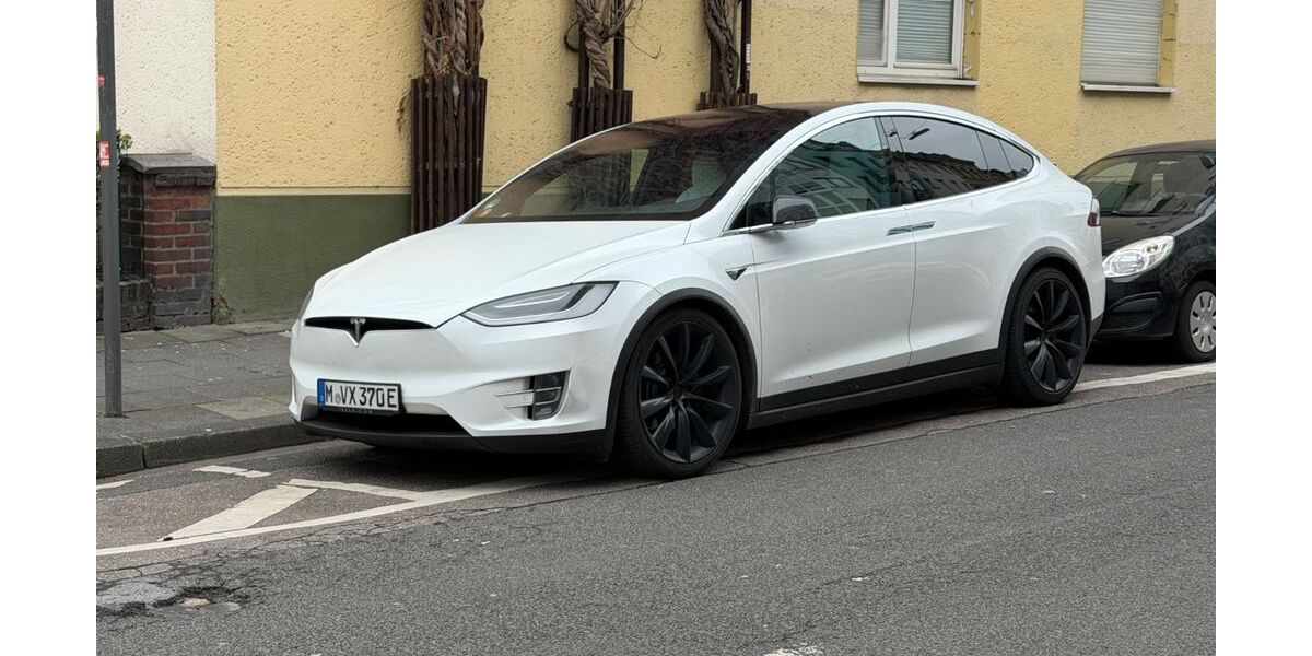 Tesla Model X 139.800 km 42.697 &euro; Köln 50672
