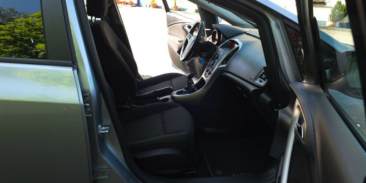 Opel Astra WM26:SPORTS TOURER EDITION PARKPILOT KLIMAAN 133.025 km 5.908 &euro; Köln 50858