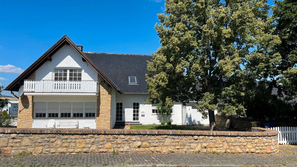 Villa Zülpich - 5 Zimmer, 270 m&sup2;, 2.600&euro; | Angebot:25416621
