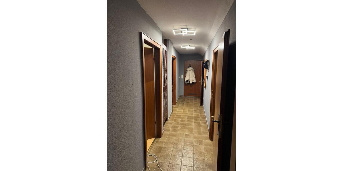 Dachgeschoßwohnung Niederkassel - 3 Zimmer, 75 m&sup2;, 680&euro; | Angebot:25867918