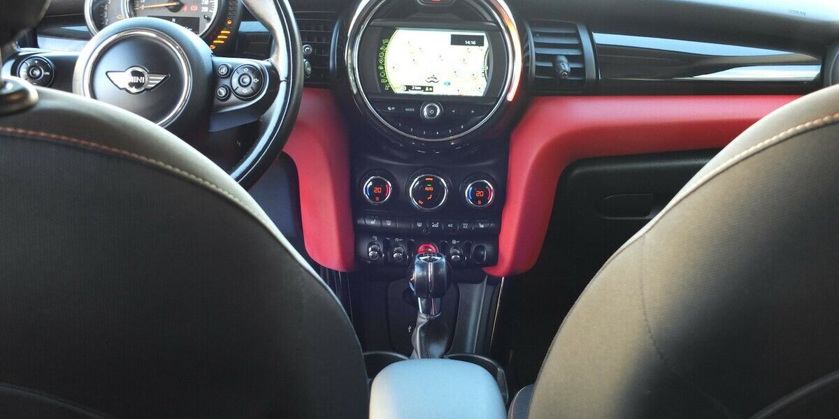 Mini ONE NAVI KLIMAAUT ROTMETALLIC PDC 5-TÜRIG 108.788 km 9.904 &euro; Köln 50858