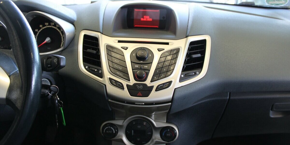 Ford Fiesta 1.25 Ghia - 5-Türig - 1.Hand - 83.440 km 5.980 &euro; Euskirchen 53881