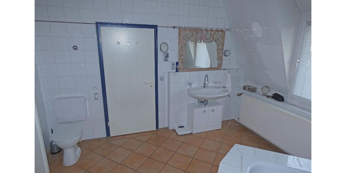 Dachgeschoßwohnung Leverkusen - 4 Zimmer, 173 m&sup2;, 1.350&euro; | Angebot:18656969