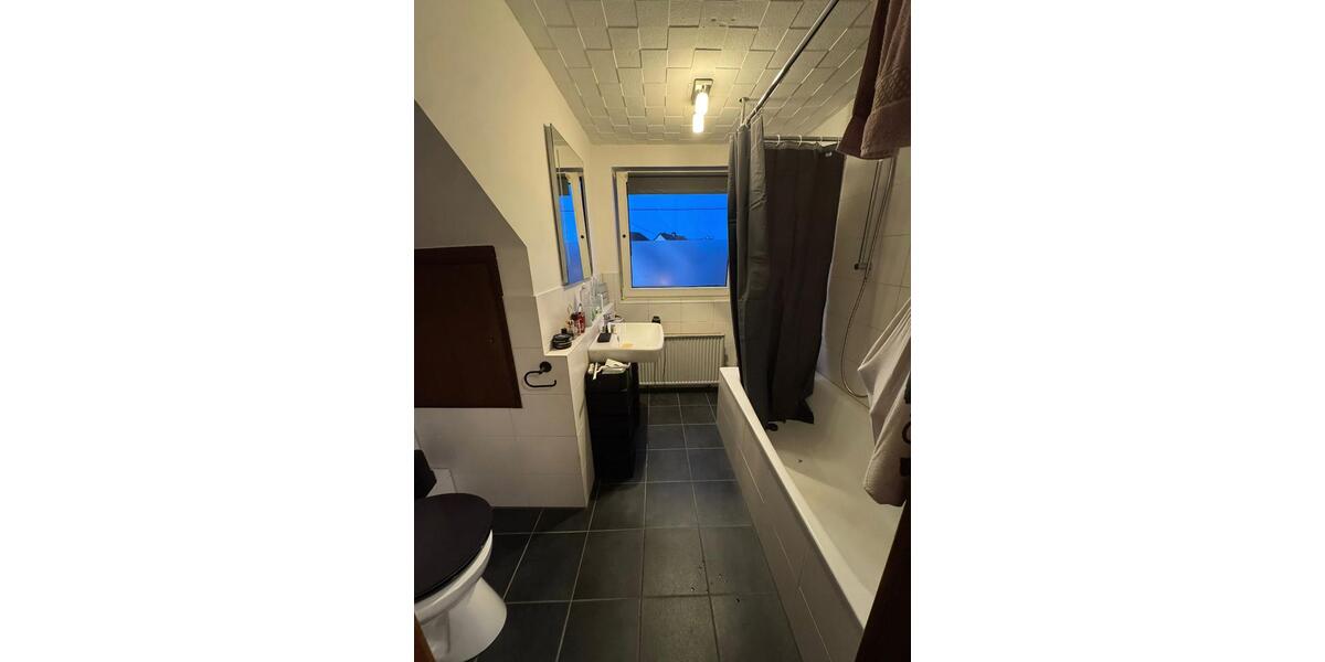 Dachgeschoßwohnung Niederkassel - 3 Zimmer, 75 m&sup2;, 680&euro; | Angebot:25867918