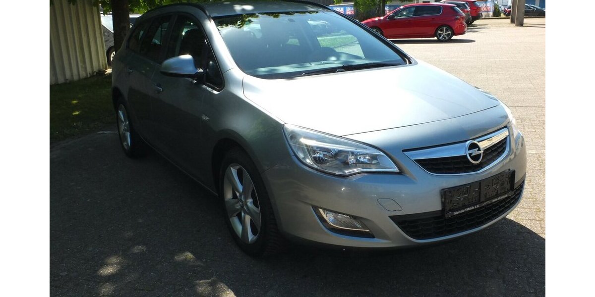 Opel Astra WM26:SPORTS TOURER EDITION PARKPILOT KLIMAAN 133.025 km 5.908 &euro; Köln 50858