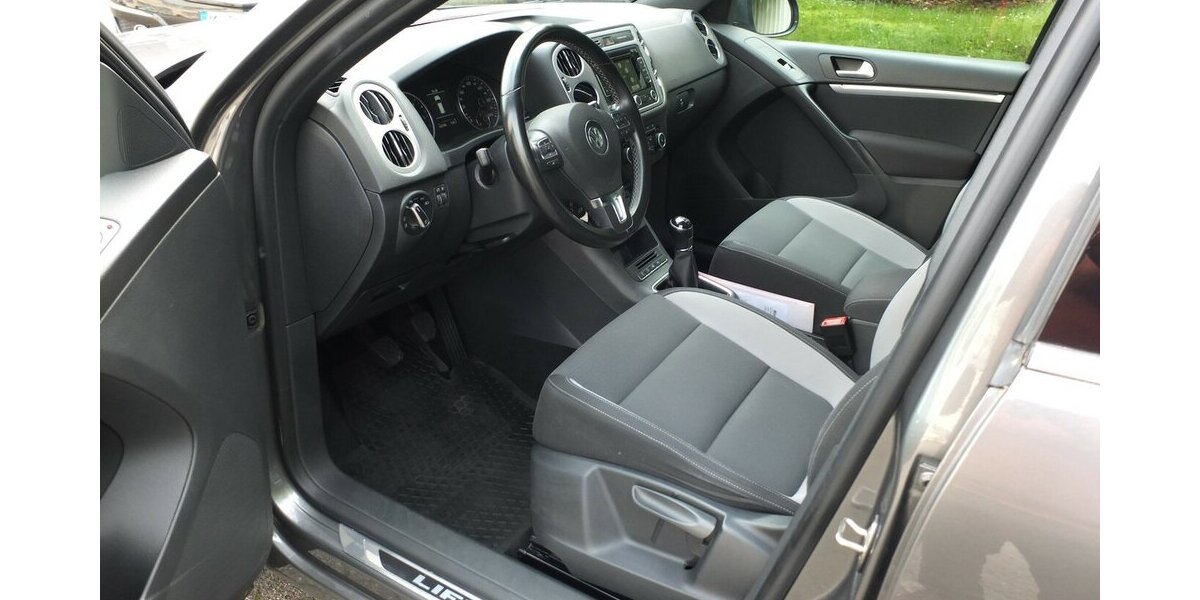 VW Tiguan WM26:LIFE NAVI AHK PARKPILOT SHZ BLUETOOTH 124.710 km 11.904 &euro; Köln 50858