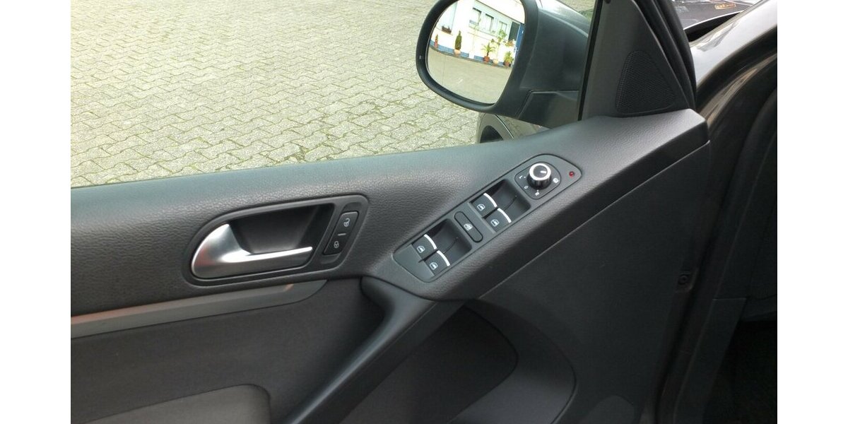 VW Tiguan WM26:LIFE NAVI AHK PARKPILOT SHZ BLUETOOTH 124.710 km 11.904 &euro; Köln 50858