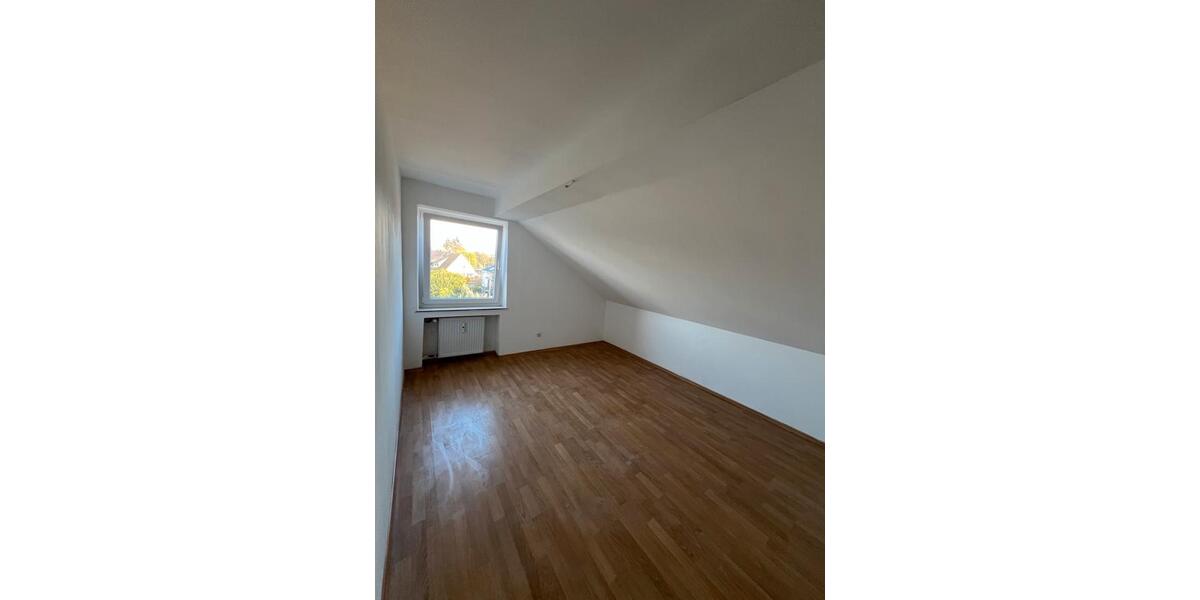Dachgeschoßwohnung Grevenbroich - 5 Zimmer, 95 m&sup2;, 912&euro; | Angebot:25903076