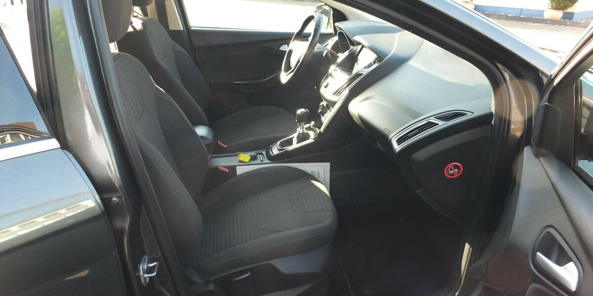 Ford Focus TITANIUM WM26: NAVI KLIMAAUTOM EINPARKHILFE 134.288 km 6.998 &euro; Köln 50858