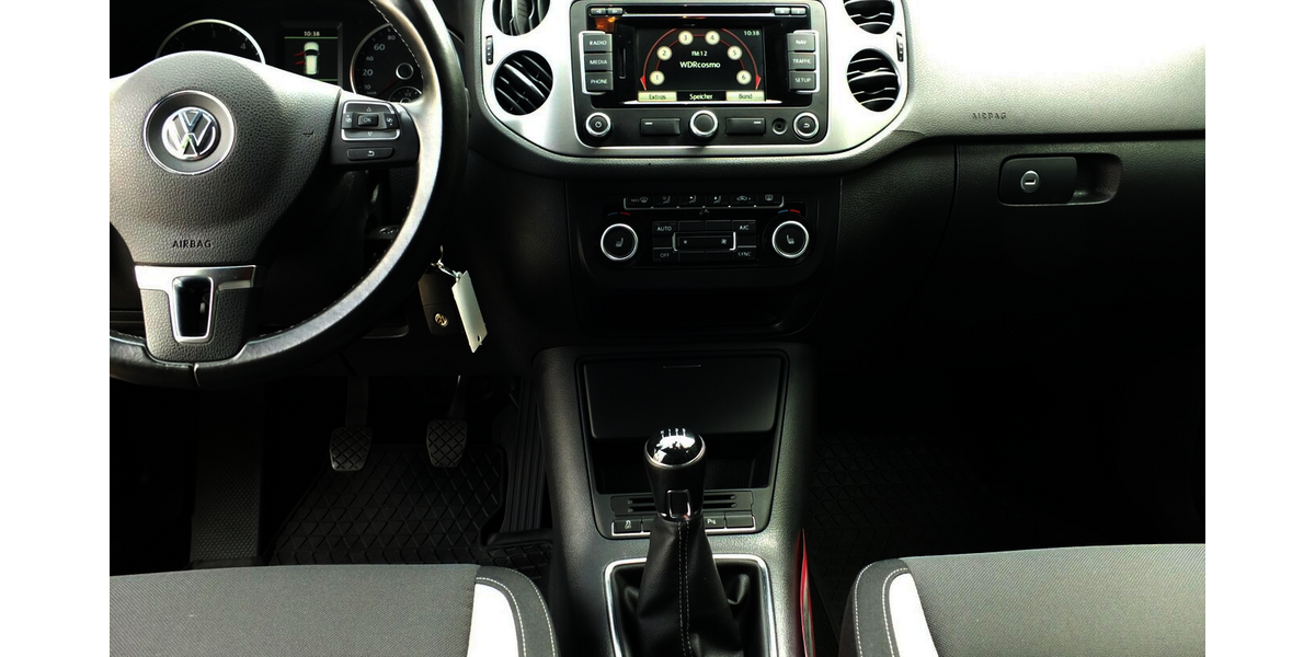 VW Tiguan WM26:LIFE NAVI AHK PARKPILOT SHZ BLUETOOTH 124.710 km 11.904 &euro; Köln 50858