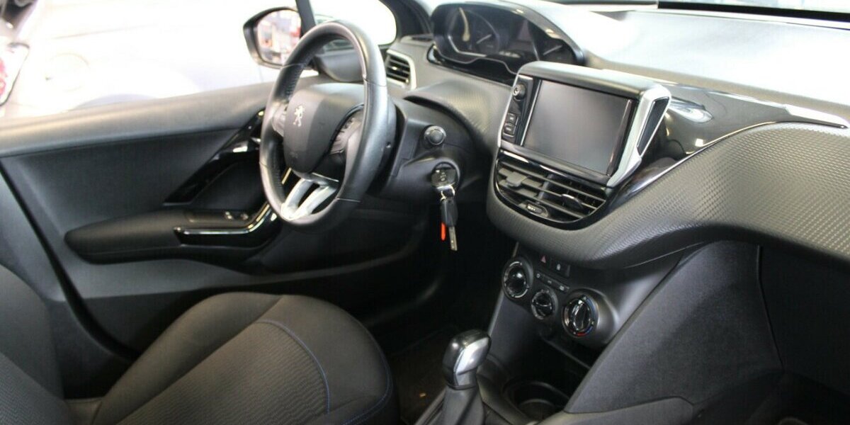 Peugeot 208 PureTech 82 Style 62.084 km 7.980 &euro; Euskirchen 53881