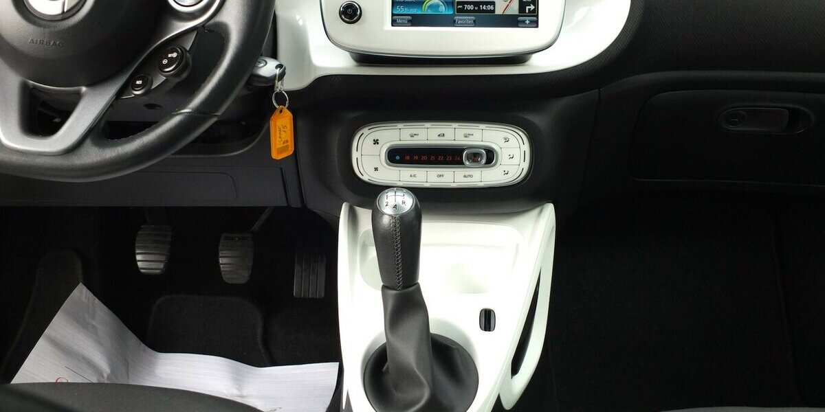 Smart ForTwo PASSION NAVI PANORAMA KLIMAAUTOMATIK SHZ 96.799 km 8.904 &euro; Köln 50858