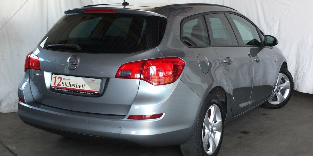 Opel Astra WM26:SPORTS TOURER EDITION PARKPILOT KLIMAAN 133.025 km 5.908 &euro; Köln 50858