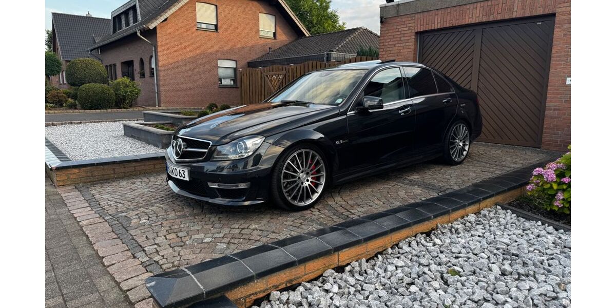 Mercedes-Benz C 63 AMG 106.730 km 55.900 &euro; Aldenhoven 52457